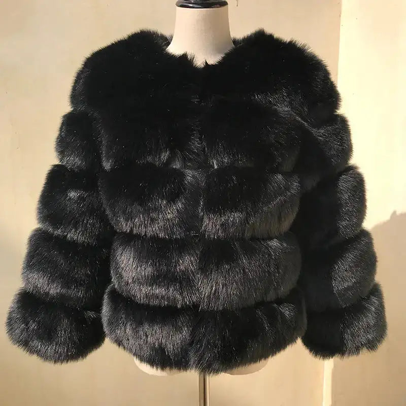 Stylish and warm women's fur coat LuxVrouw
