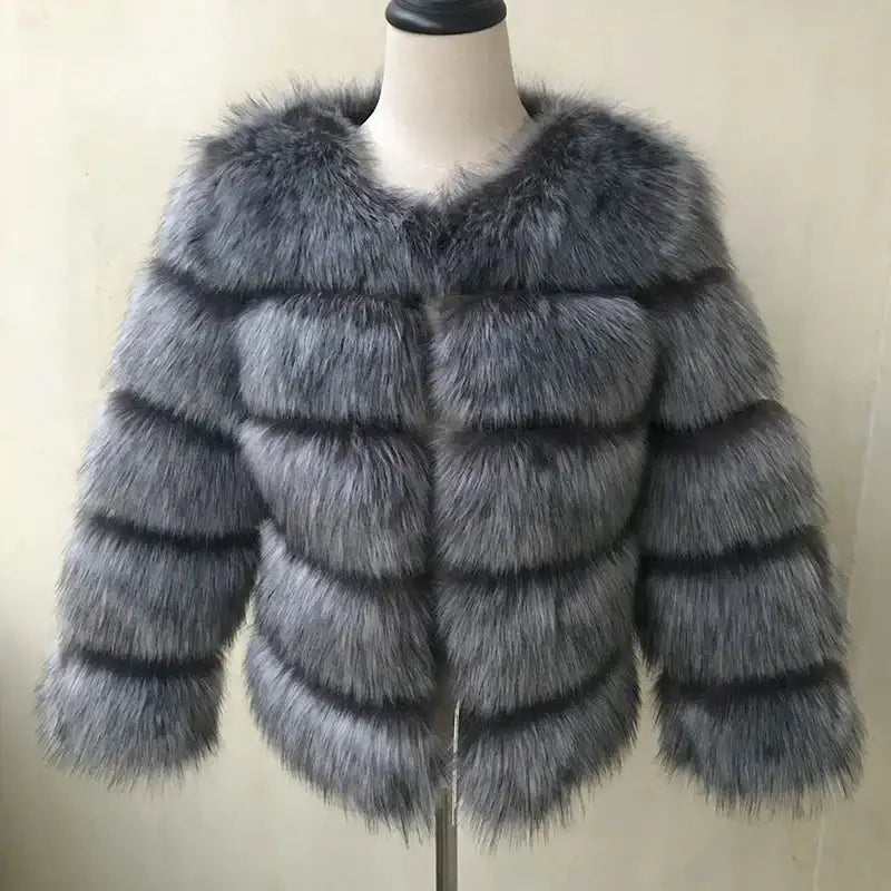 Stylish and warm women's fur coat LuxVrouw