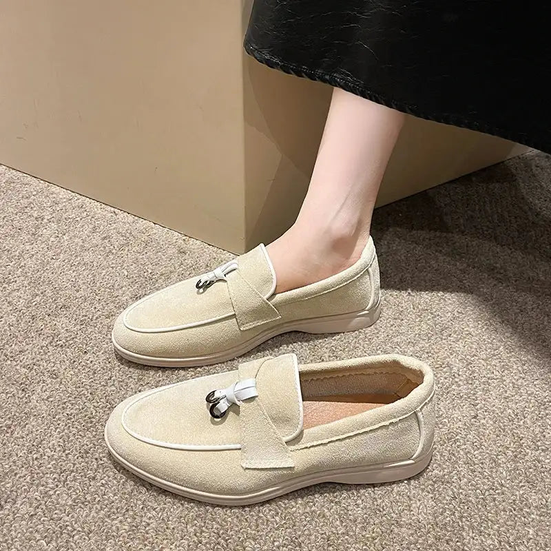 Women's shoes, with a stylish British design, comfortable and practical flat shoes. LuxVrouw