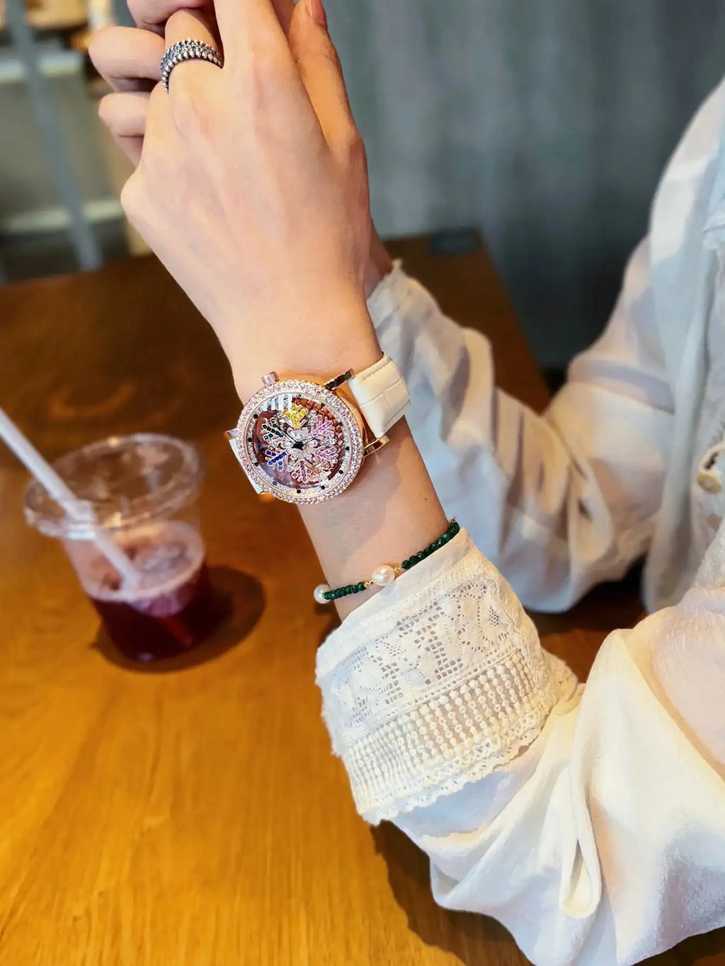 1 Piece of an Upgraded Version of a Dazzling, Fashionable, and Luxurious Women's Watch, Featuring Colorful Rhinestone Quartz Watch, with a Charming Rotating Colorful Snowflake Dial, Stainless Steel Case, Durable Leather Strap LuxVrouw