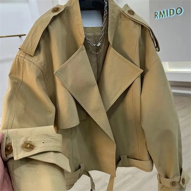 Trench Coat Femme Court Élégant – Col V, Taille Ajustable | LuxVrouw LuxVrouw