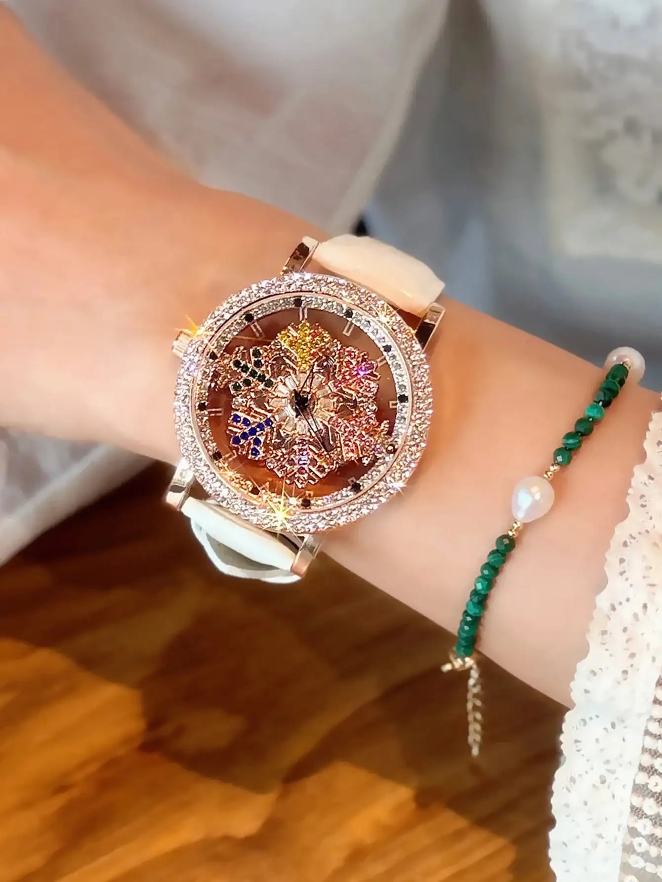 1 Piece of an Upgraded Version of a Dazzling, Fashionable, and Luxurious Women's Watch, Featuring Colorful Rhinestone Quartz Watch, with a Charming Rotating Colorful Snowflake Dial, Stainless Steel Case, Durable Leather Strap LuxVrouw