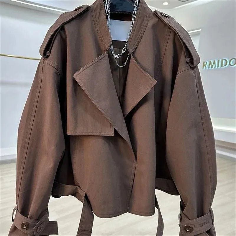 Trench Coat Femme Court Élégant – Col V, Taille Ajustable | LuxVrouw LuxVrouw