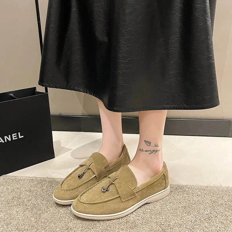 Women's shoes, with a stylish British design, comfortable and practical flat shoes. LuxVrouw