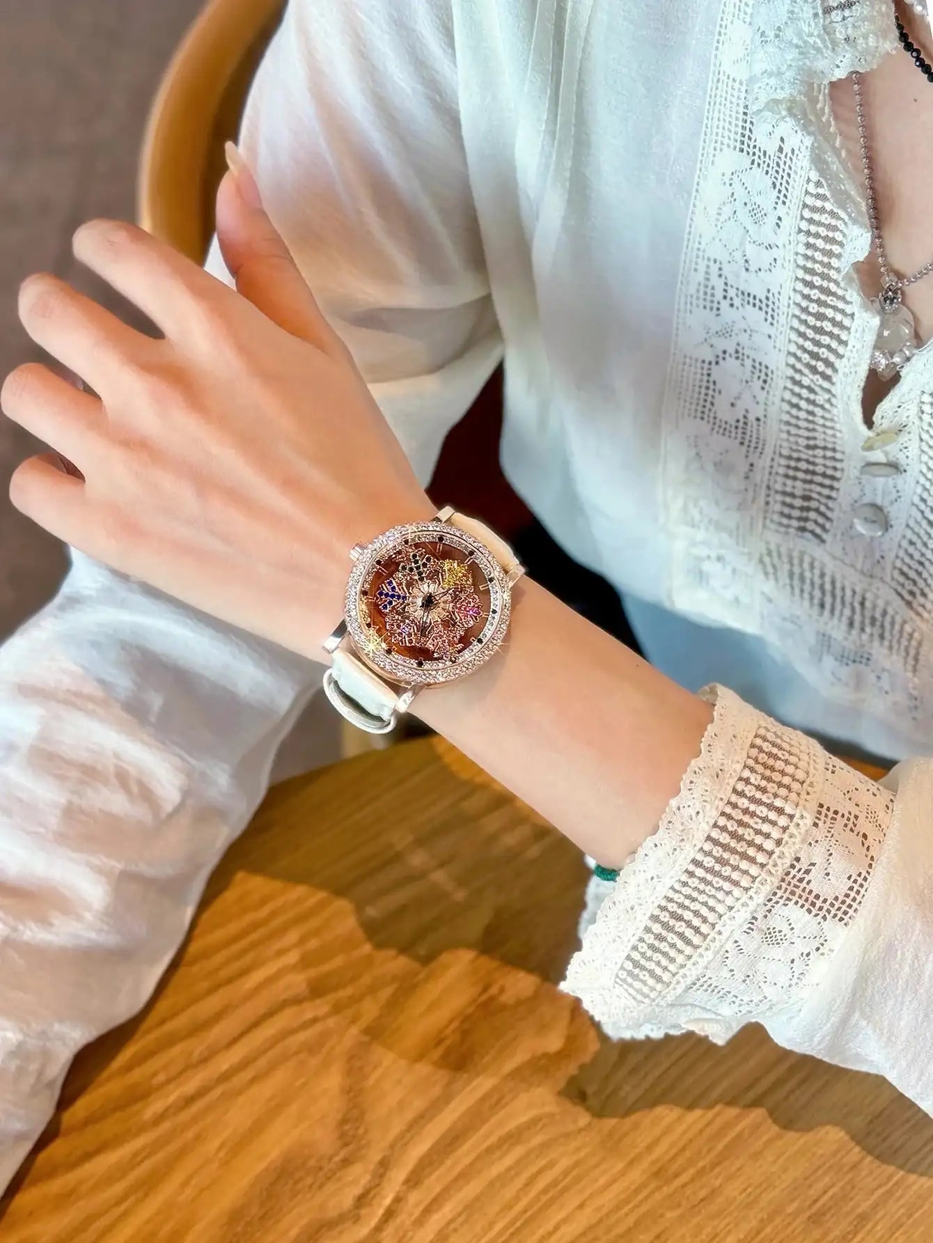 1 Piece of an Upgraded Version of a Dazzling, Fashionable, and Luxurious Women's Watch, Featuring Colorful Rhinestone Quartz Watch, with a Charming Rotating Colorful Snowflake Dial, Stainless Steel Case, Durable Leather Strap LuxVrouw