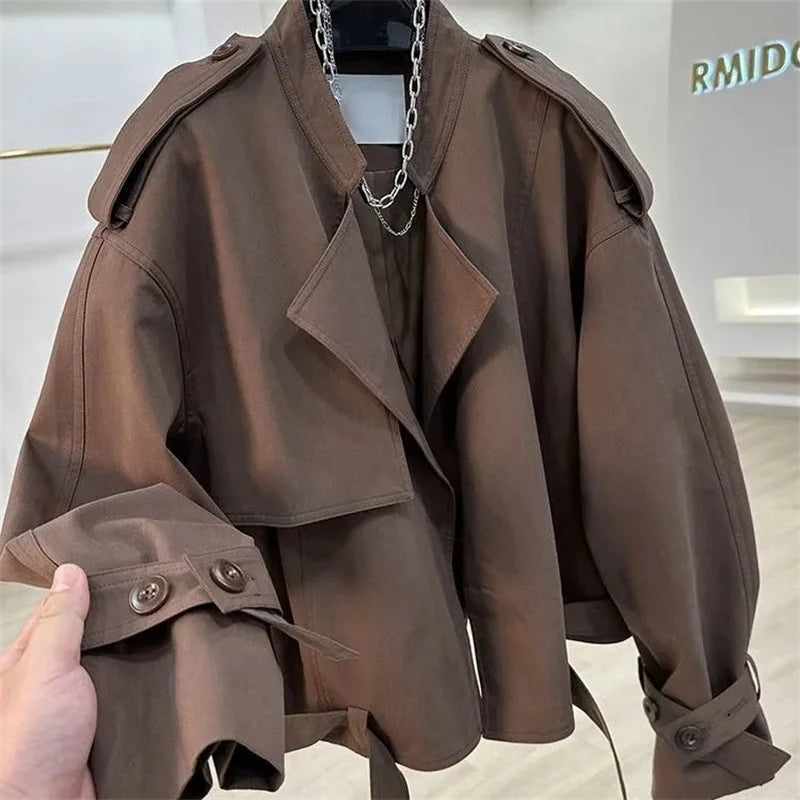 Trench Coat Femme Court Élégant – Col V, Taille Ajustable | LuxVrouw LuxVrouw