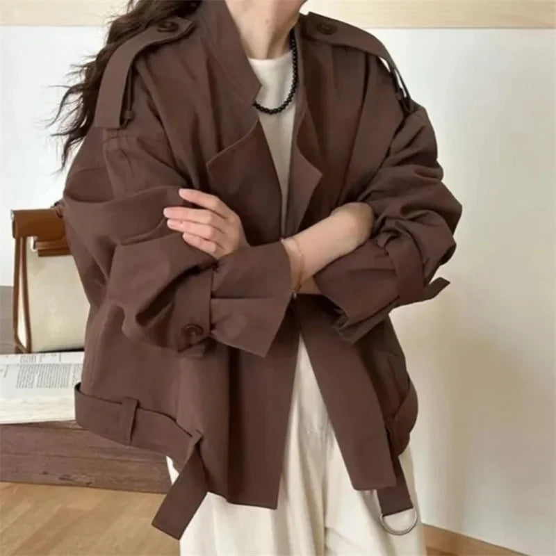 Trench Coat Femme Court Élégant – Col V, Taille Ajustable | LuxVrouw LuxVrouw